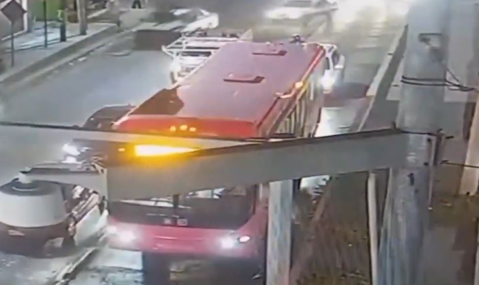 VIDEO: Sujeto fuera de sí prende fuego a una unidad del Mexibús