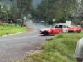 VIDEO: Conductor pierde el control y se lleva a varios asistentes a una carrera