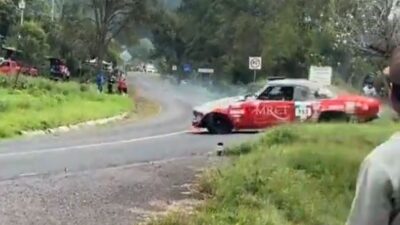 VIDEO: Conductor pierde el control y se lleva a varios asistentes a una carrera