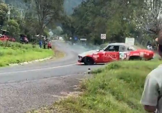 VIDEO: Conductor pierde el control y se lleva a varios asistentes a una carrera