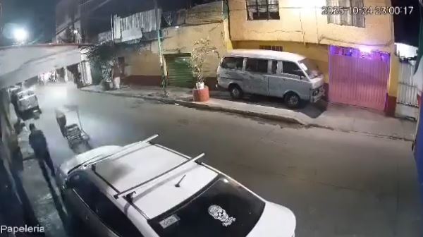 VIDEO: Motero hacía ‘caballitos’ y otro lo choca de frente; todo quedó grabado