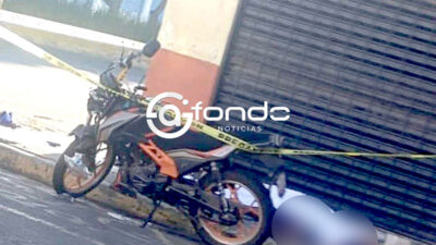 LAMENTABLE. Motociclista a toda velocidad muere al estrellarse contra un poste de luz