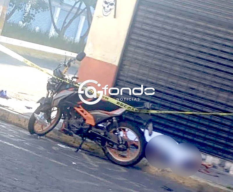 LAMENTABLE. Motociclista a toda velocidad muere al estrellarse contra un poste de luz