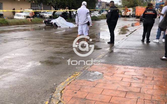 URGENTE: Jovencita cae de una moto y muere aplastada por un camión de Bonafont