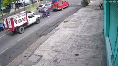 VIDEO: Ella iba con prisa, no se fijó al cruzar y terminó en el hospital
