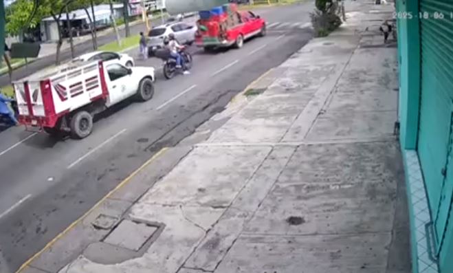 VIDEO: Ella iba con prisa, no se fijó al cruzar y terminó en el hospital