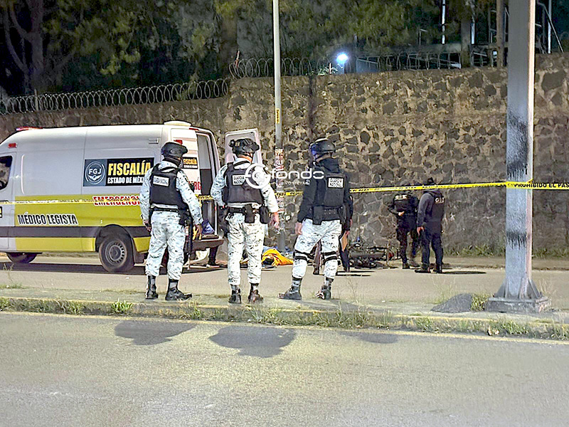 TRAGEDIA. Dos jóvenes en moto derrapan frente a campo militar y pierden la vida