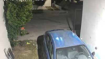 VIDEO: Mujer sale de casa aterrada para que ya no la siguieran golpeando