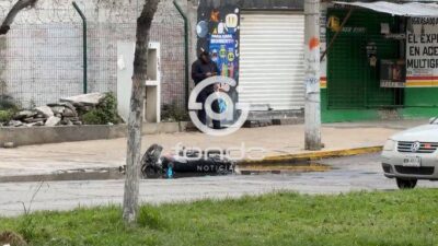 URGENTE: Dos hermanitos iban a la escuela en moto con su papá; una grúa los arrolló y murieron