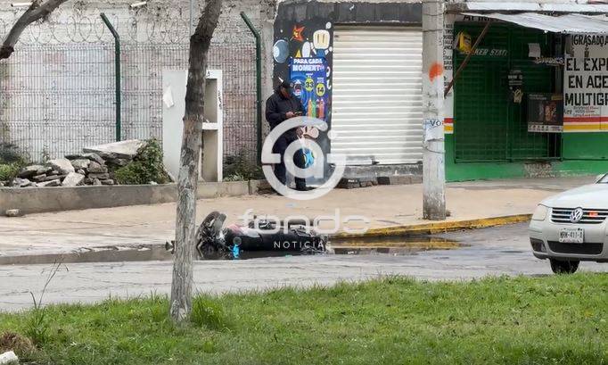 URGENTE: Dos hermanitos iban a la escuela en moto con su papá; una grúa los arrolló y murieron