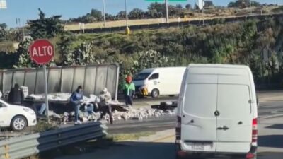 VIDEO: Tráiler con cerveza se voltea en Edomex y la rapiña no tardó en llegar