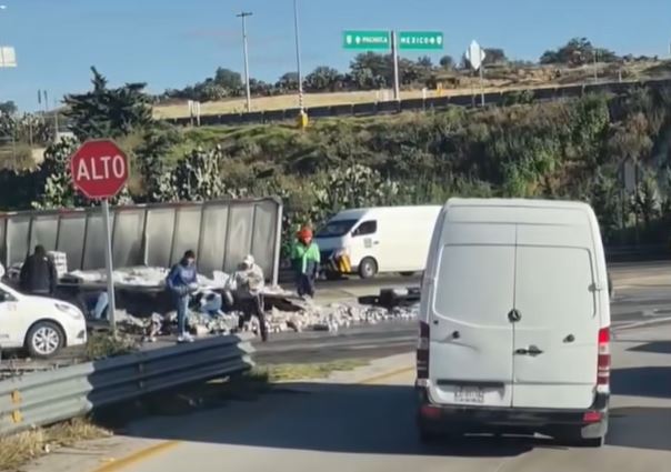 VIDEO: Tráiler con cerveza se voltea en Edomex y la rapiña no tardó en llegar