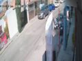 VIDEO: Niña pequeña sale volando arrollada; cruzaba la calle sin supervisión