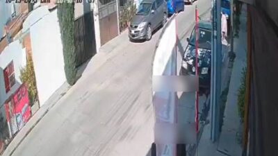 VIDEO: Niña pequeña sale volando arrollada; cruzaba la calle sin supervisión