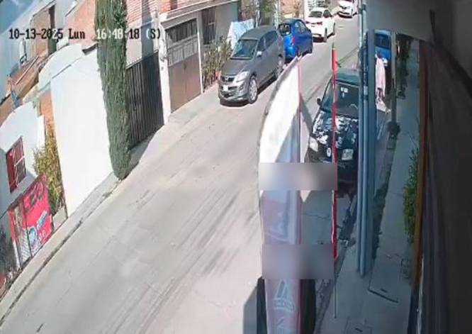 VIDEO: Niña pequeña sale volando arrollada; cruzaba la calle sin supervisión