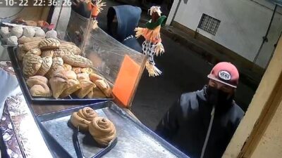 VIDEO: Asaltantes amenazan con pistola a una señora que vendía pan