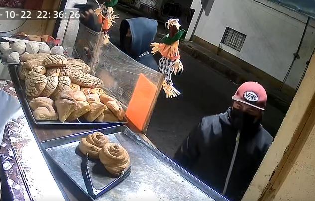 VIDEO: Asaltantes amenazan con pistola a una señora que vendía pan