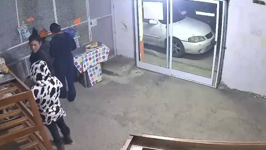VIDEO: Mujer obliga a su hija a robar hojaldras en una panadería