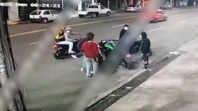 VIDEO: Pareja platicaba y en segundos los amenazan para quitarles su moto