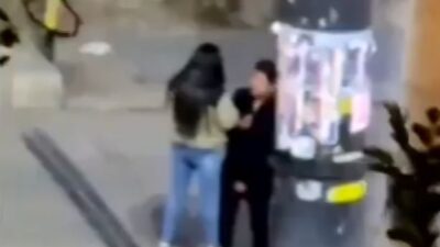 VIDEO: Jovencita borracha golpea a su novio y lo azota contra un poste