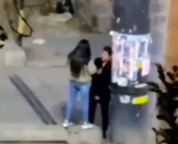 VIDEO: Jovencita borracha golpea a su novio y lo azota contra un poste