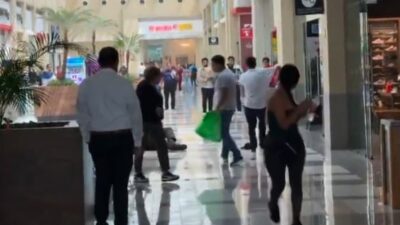 VIDEO: Farderos dan brutal paliza a guardias en una plaza comercial
