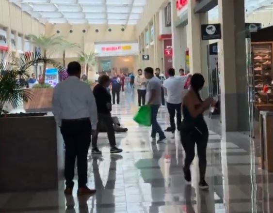 VIDEO: Farderos dan brutal paliza a guardias en una plaza comercial