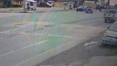 VIDEO: Patrulleros a toda velocidad pasan por un tope sin pintura y salen volando