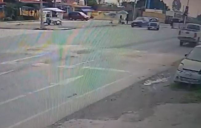 VIDEO: Patrulleros a toda velocidad pasan por un tope sin pintura y salen volando