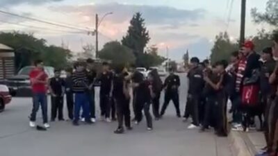 VIDEO: Sujeto se mete en pelea de chavos de prepa y golpea a un menor