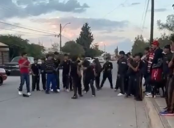 VIDEO: Sujeto se mete en pelea de chavos de prepa y golpea a un menor