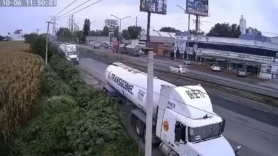 VIDEO: Chofer de pipa de gas comete tremendo error y causa volcadura