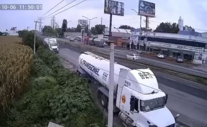 VIDEO: Chofer de pipa de gas comete tremendo error y causa volcadura