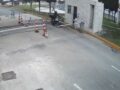 VIDEO: Motociclista esperaba entrar al fraccionamiento y sufre violento ataque