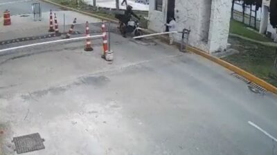VIDEO: Motociclista esperaba entrar al fraccionamiento y sufre violento ataque