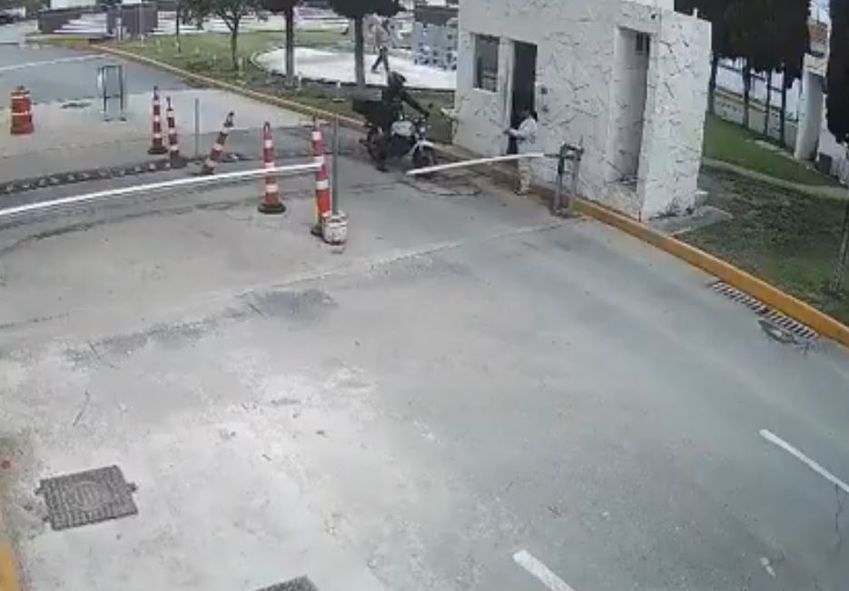 VIDEO: Motociclista esperaba entrar al fraccionamiento y sufre violento ataque