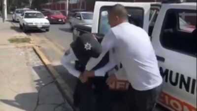 VIDEO: Mujer policía pierde la razón y muerde el brazo de un conductor