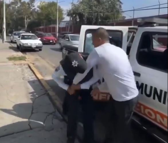 VIDEO: Mujer policía pierde la razón y muerde el brazo de un conductor