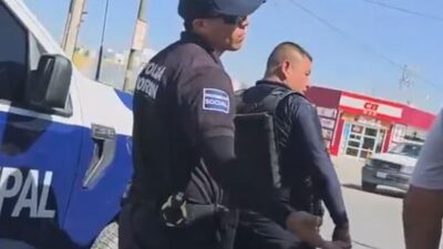 VIDEO: ‘Siempre es lo mismo’; policía regaña a una señora por volver con su agresor