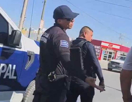 VIDEO: ‘Siempre es lo mismo’; policía regaña a una señora por volver con su agresor