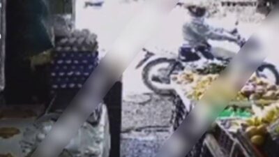 VIDEO: ‘¡Mi bolsa no!’; mujer suplica a asaltante armado para que no le quite sus cosas