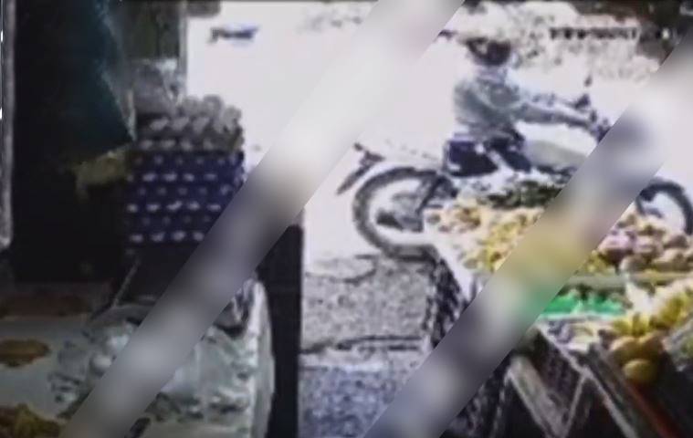 VIDEO: ‘¡Mi bolsa no!’; mujer suplica a asaltante armado para que no le quite sus cosas