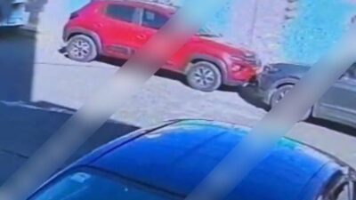 VIDEO: Señora poncha llantas de autos con su cuchillo de cocina