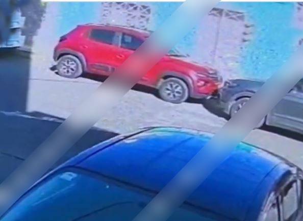 VIDEO: Señora poncha llantas de autos con su cuchillo de cocina