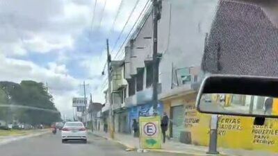 VIDEO: Jóvenes corretean a señor ratero y le dan una paliza