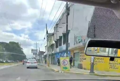 VIDEO: Jóvenes corretean a señor ratero y le dan una paliza
