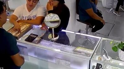 VIDEO: Ladronas engañan a joven empleado para robar joyería