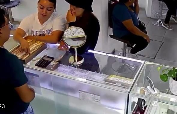 VIDEO: Ladronas engañan a joven empleado para robar joyería