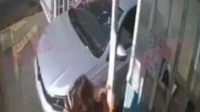 VIDEO: ‘Muerto de hambre’; señora insulta a empleado de caseta para no pagar cuotas