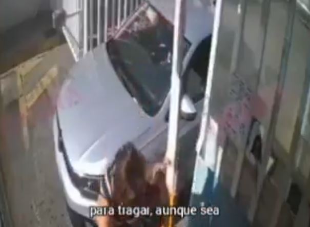 VIDEO: ‘Muerto de hambre’; señora insulta a empleado de caseta para no pagar cuotas